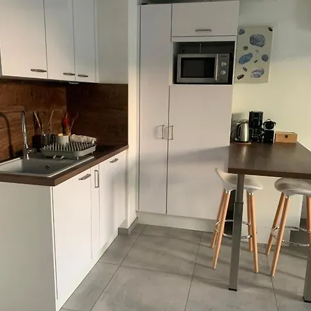 App T2 Climatise , 200 M Appartement *