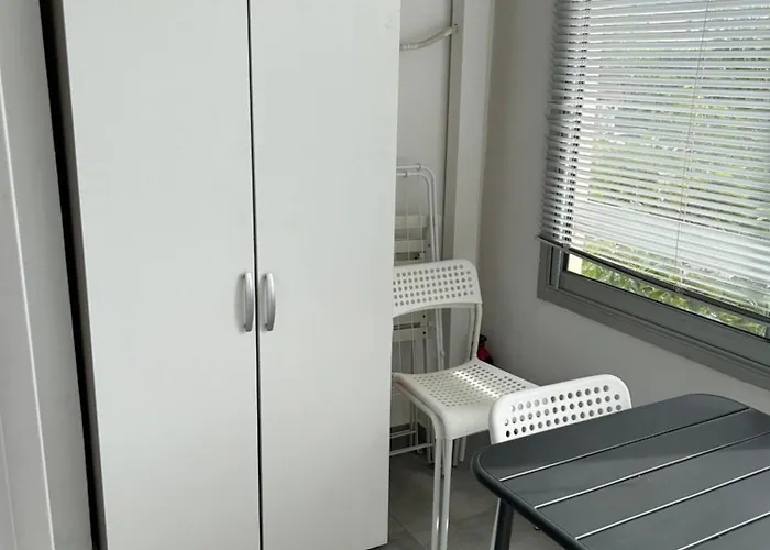 App T2 Climatise , 200 M Appartement